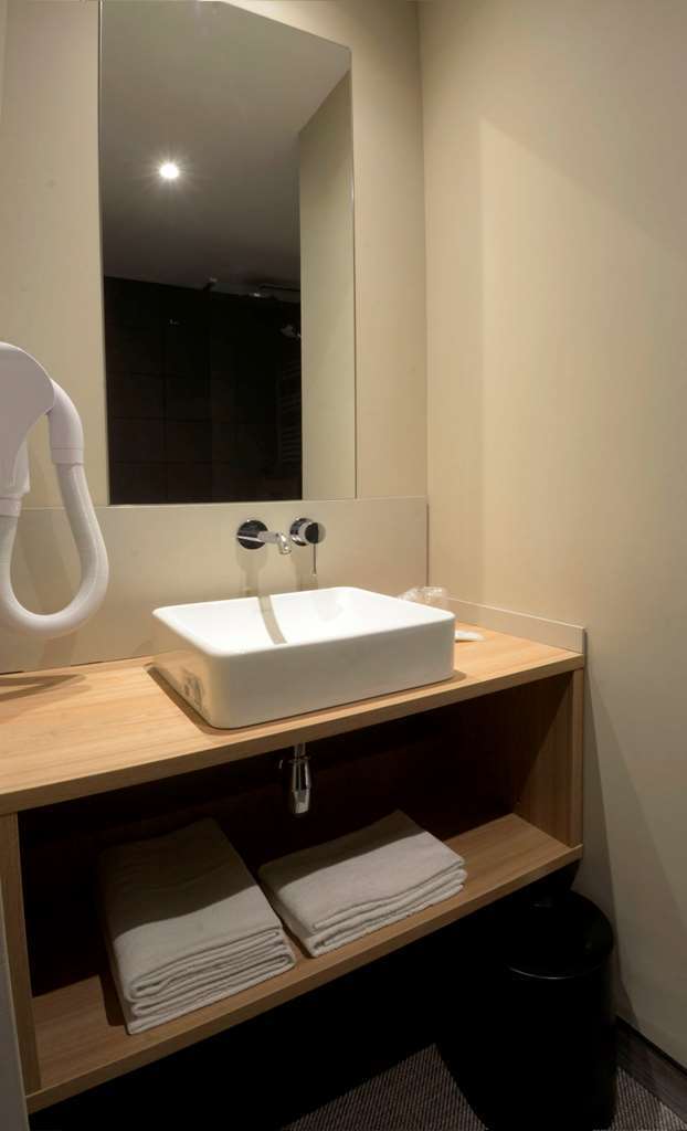 Aparthotel 37 Lodge Courbevoie Paris La Defense Room photo