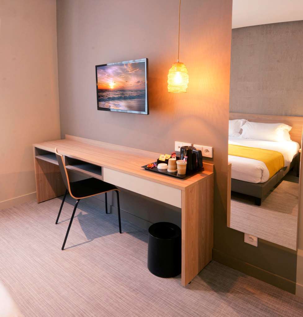 Aparthotel 37 Lodge Courbevoie Paris La Defense Room photo